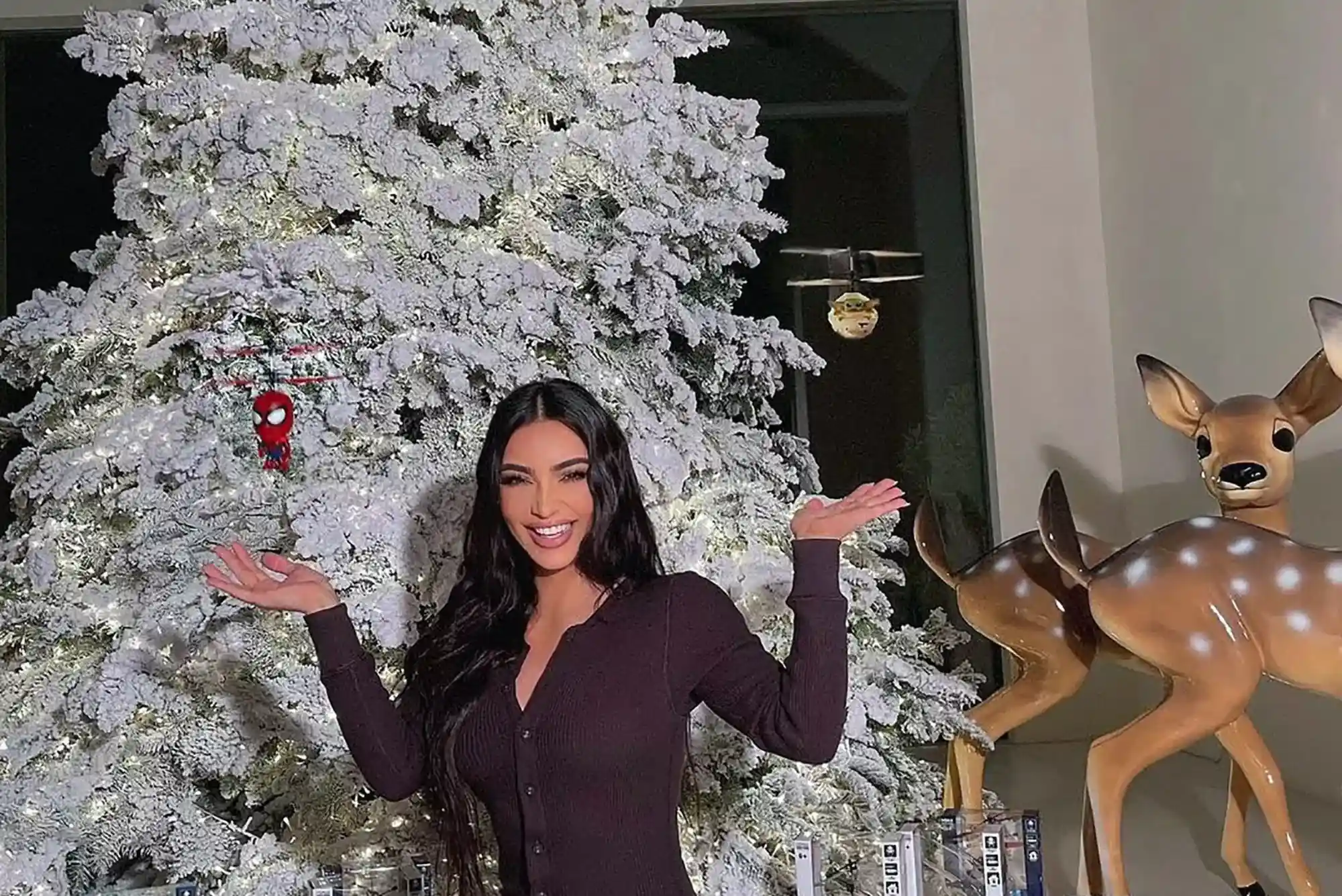 kim kardashian christmas decorations (2)